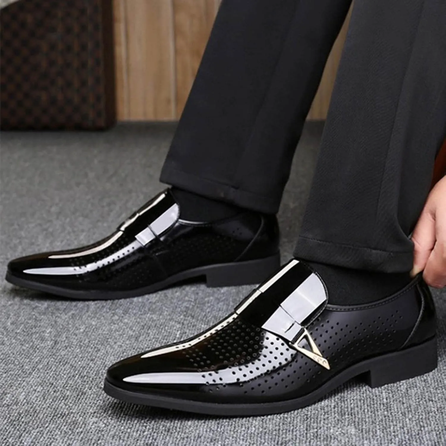 Dress Shoes for Men Fashion Leather Classic Style Men Leather Shoes Metal Buckle Shoes Diamond Cutout Breathable Business Casual Pointed Toe Leather Shoes Business Shoes for Men Wide