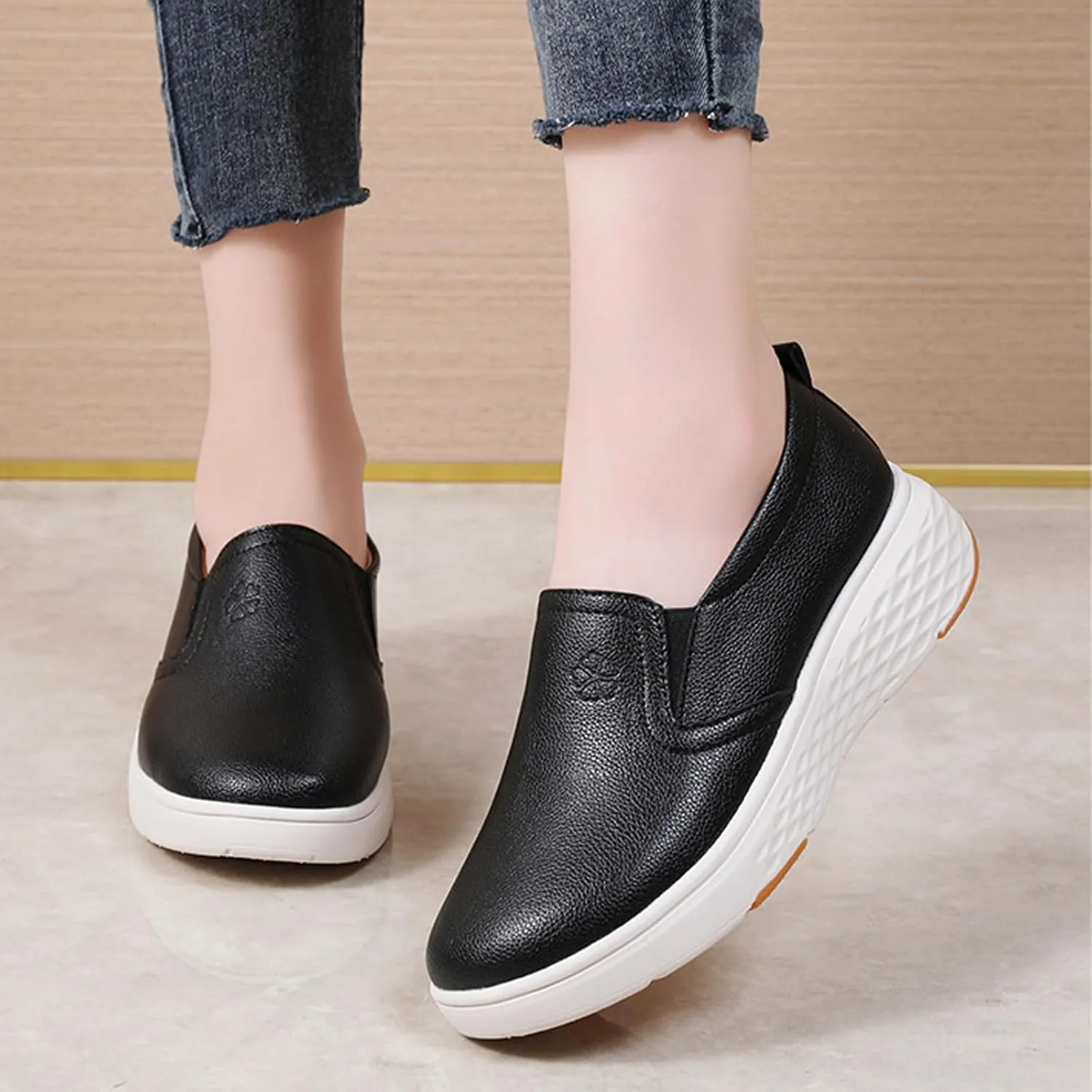Women's Round Toe Leather Platform Loafers Comfortable Slip On Lightweight Non Slip Walking Shoes Soft Breathable Work Shopping Driving Shoes