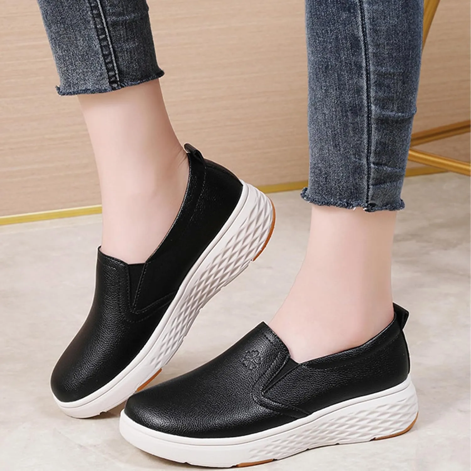 Women's Round Toe Leather Platform Loafers Comfortable Slip On Lightweight Non Slip Walking Shoes Soft Breathable Work Shopping Driving Shoes